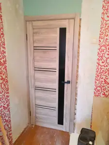 Установленная дверь Дверные решения «Модерн» — живое фото; салон BAKUN DOORS, Новосибирск