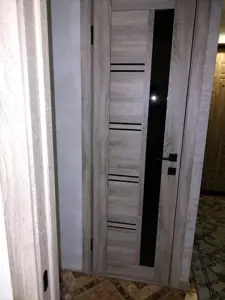 Установленная дверь Дверные решения «Модерн» — живое фото; салон BAKUN DOORS, Новосибирск