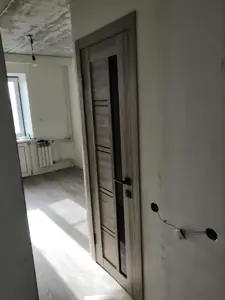Установленная дверь Дверные решения «Модерн» — живое фото; салон BAKUN DOORS, Новосибирск