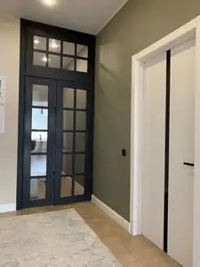 Дверь OSTIUM «Elegance», E19 с фрамугой 2 — живое фото модели; салон BAKUN DOORS, Новосибирск