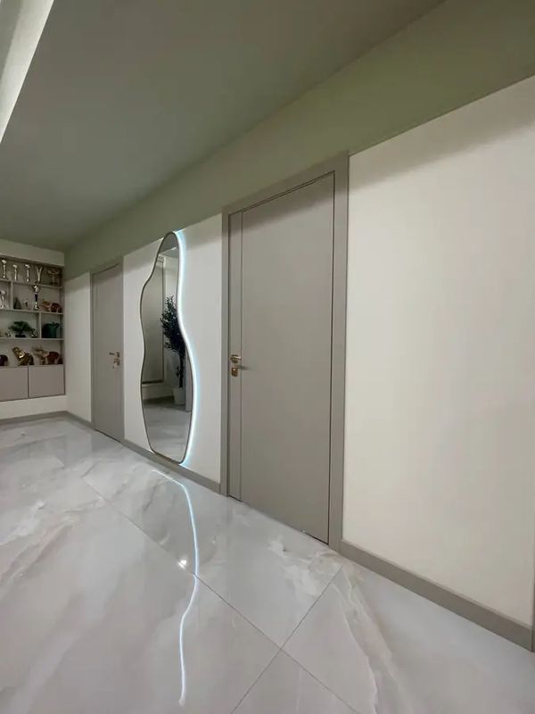 Дверь Aurum Doors Кобальт Co 2 у стены с зеркалом — живое фото