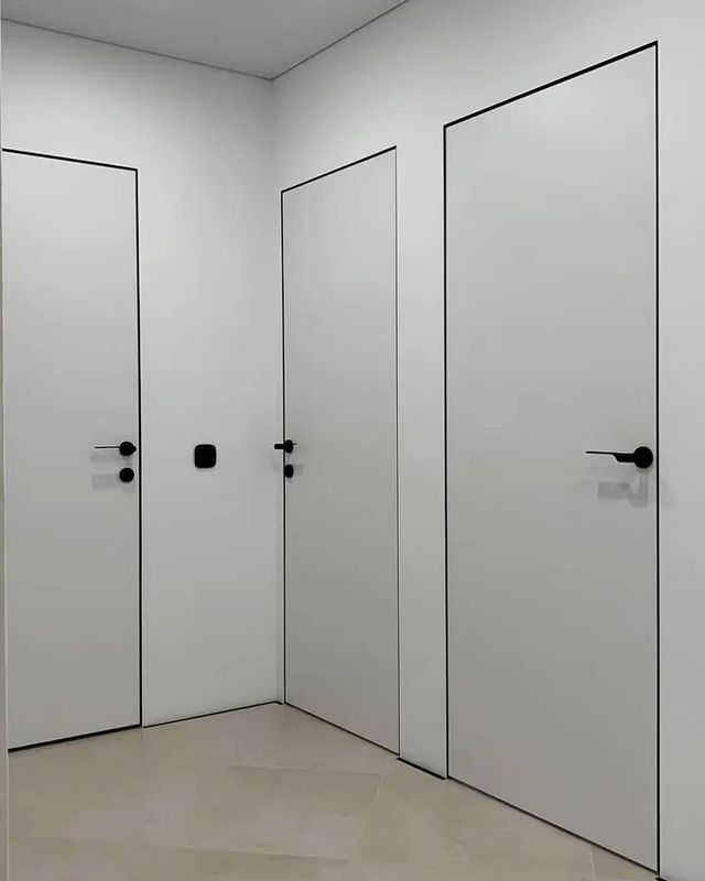 Три скрытые двери Aurum Doors Zr в светлом холле — живое фото