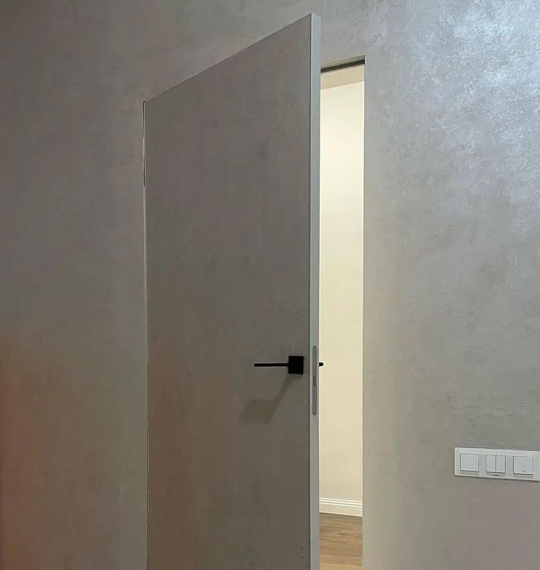 Скрытая дверь Aurum Doors Zr Invisible в стене — живое фото