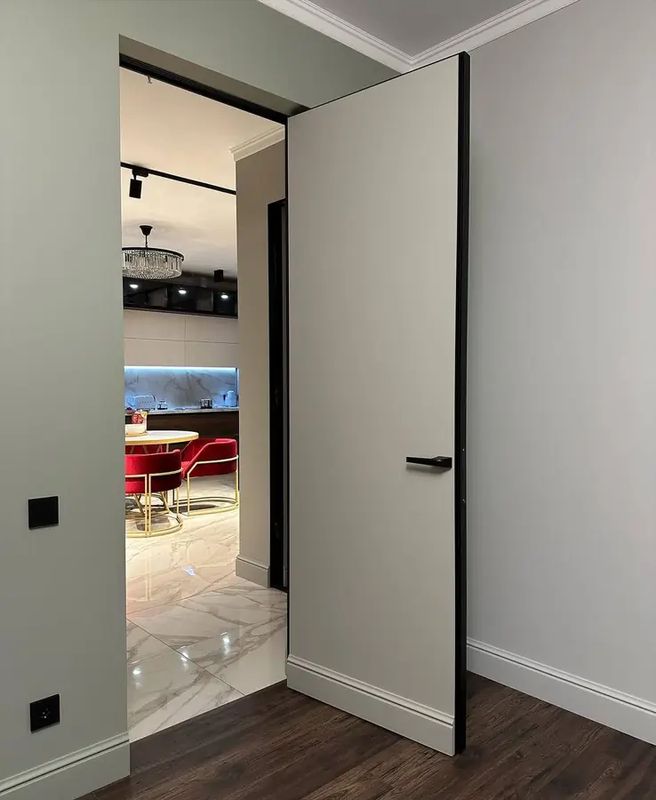 Открытая скрытая дверь Aurum Doors Zr с чёрной кромкой — живое фото