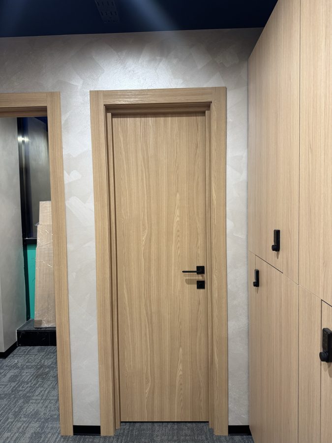 Дверь HAUSDOORS Минимализм, Дуб натуральный с чёрной кромкой, рядом шкафчики в тон — офис на Инской, объект BAKUN DOORS