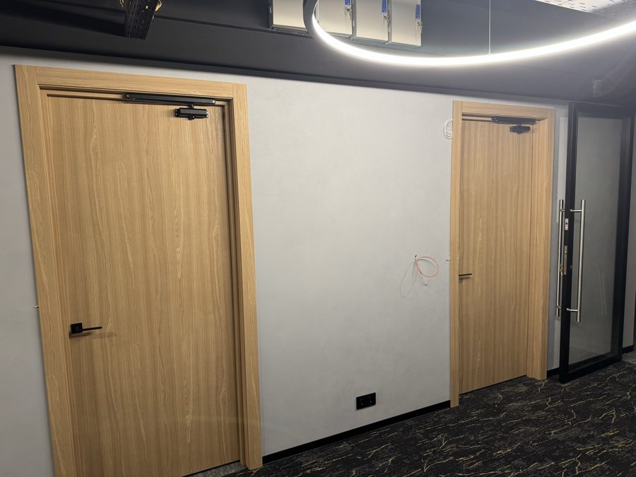 Коридор офиса: двери HAUSDOORS Минимализм высотой 2200 с доводчиками — объект BAKUN DOORS