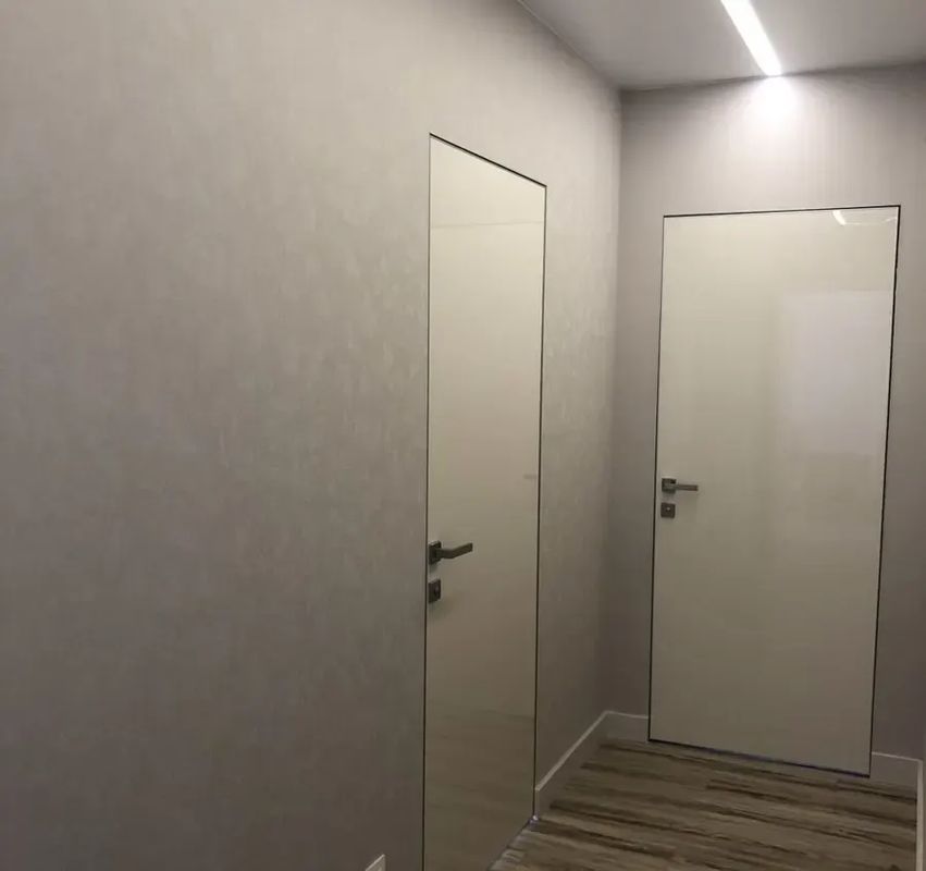Скрытая дверь под покраску HAUSDOORS две двери в коридоре — фото с объекта BAKUN DOORS