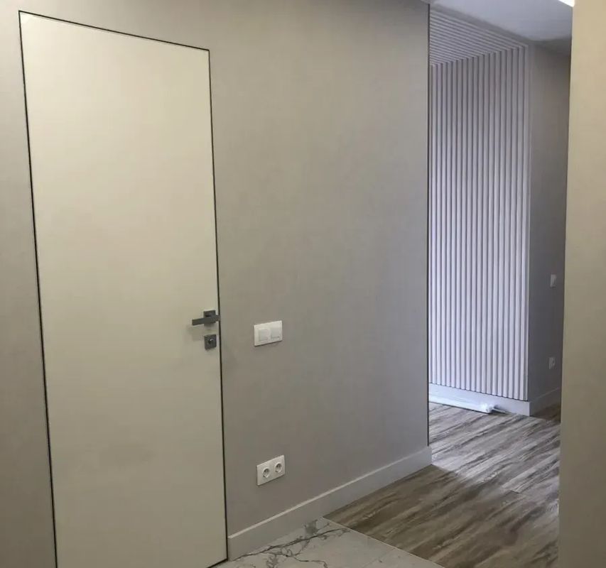 Скрытая дверь под покраску HAUSDOORS с тонкой кромкой по контуру — фото с объекта BAKUN DOORS