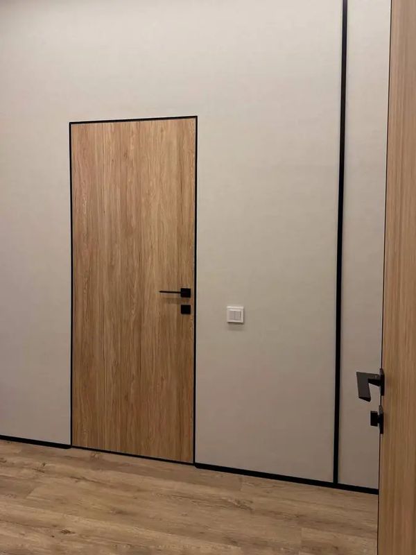 Дверь OSTIUM Aluminium A1 у кухни — живое фото
