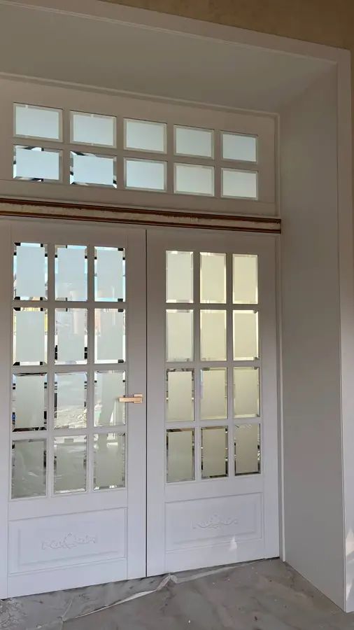 Двустворчатая дверь OSTIUM Elegance E18 с фрамугой — живое фото