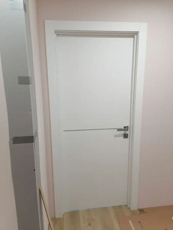 Дверь OSTIUM Office Лайн 1 с молдингом матовый хром — живое фото