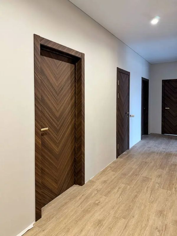 Двери OSTIUM Wood в шпоне ореха — живое фото