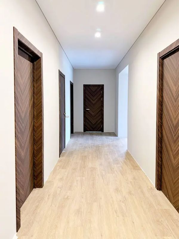 Двери OSTIUM Wood в коридоре — живое фото