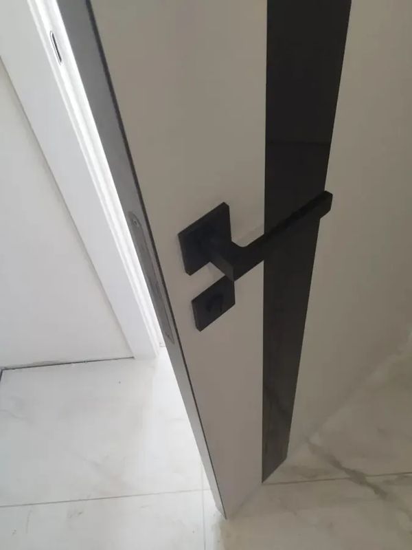 Дверь «Дверные решения» Прима, чёрная ручка в квартире — фото с объекта BAKUN DOORS