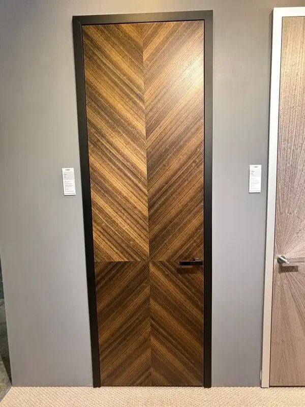 Дверь ZADOOR Legno в натуральном шпоне с рисунком «ёлочка» — живое фото